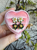 Hibiscus Studs (Black Or White)
