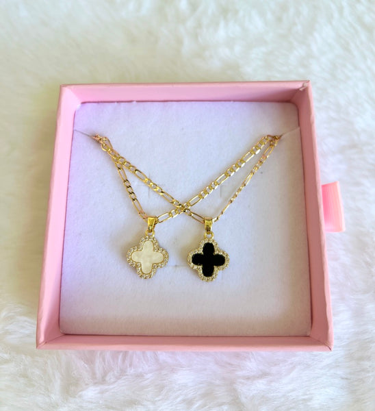 Reversible Black And White Clover (Figaro Chain)